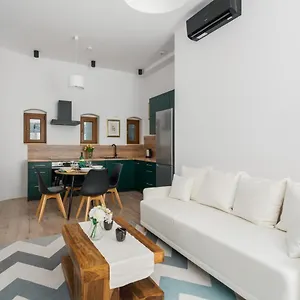 https://apartment-kamienica-chemoskiego-10-przy-mtp-by-renters.poznan-hotels.com