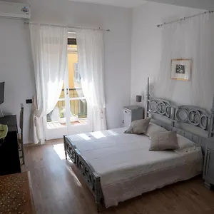 Apartment Beautiful Floral On Navigli